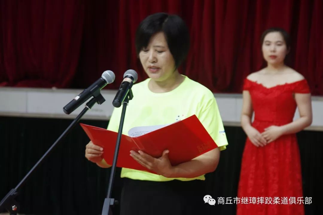 仪式进行第二项,商丘市人民政府副市长岳爱云同志致欢迎词;仪式进行