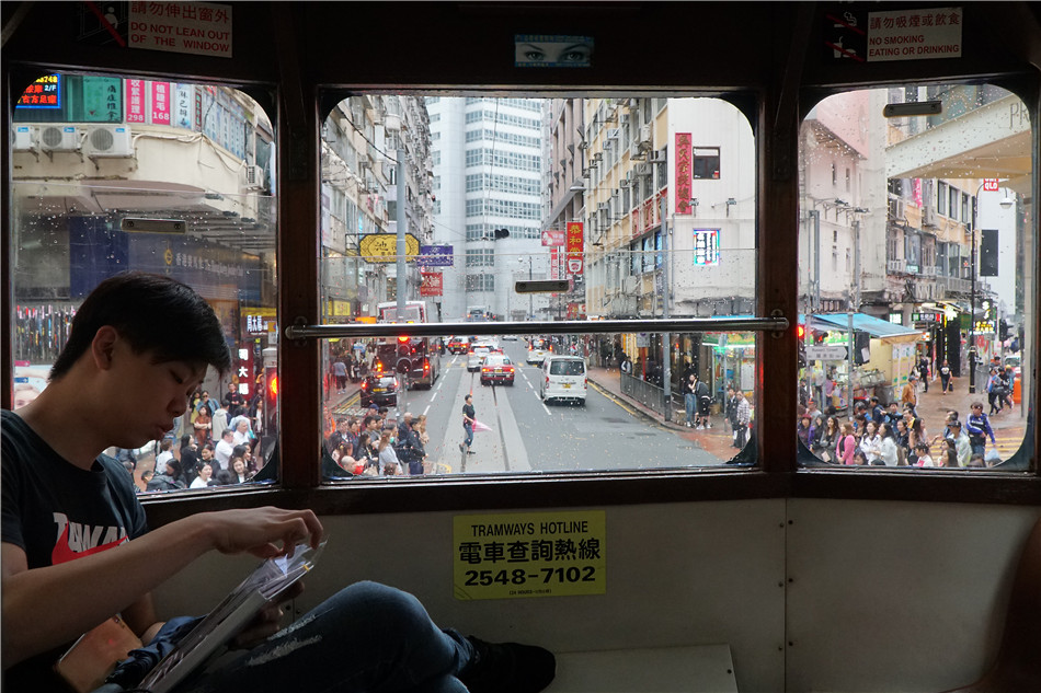 香港叮叮车行驶在百年港岛怀旧的老字号 轨道