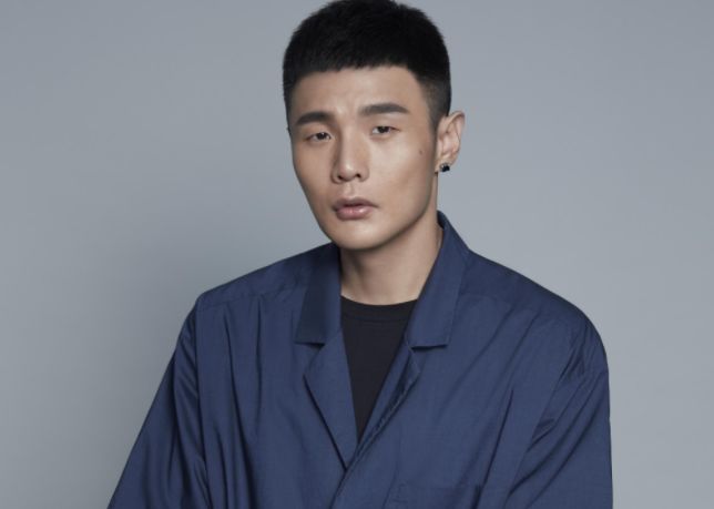 他车祸住院父亲患白血病,为还债当歌手走红,今34岁成最年轻导师