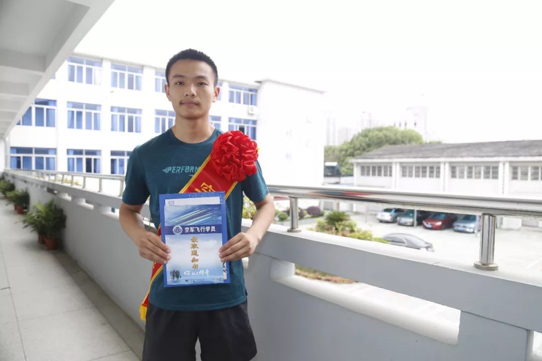 余姚中学王柳凯被录取为空军飞行学员,并入围清华