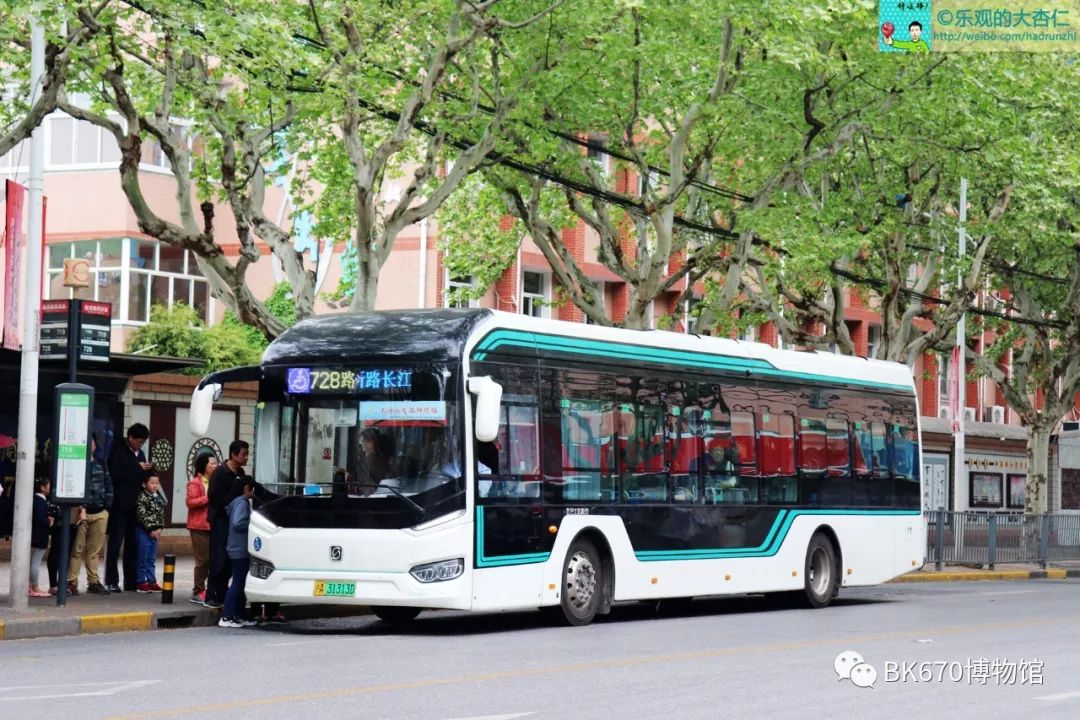 这是申沃(上汽)最新的iev12低地板纯电动车,"地铁座"不存在,垃圾桶也