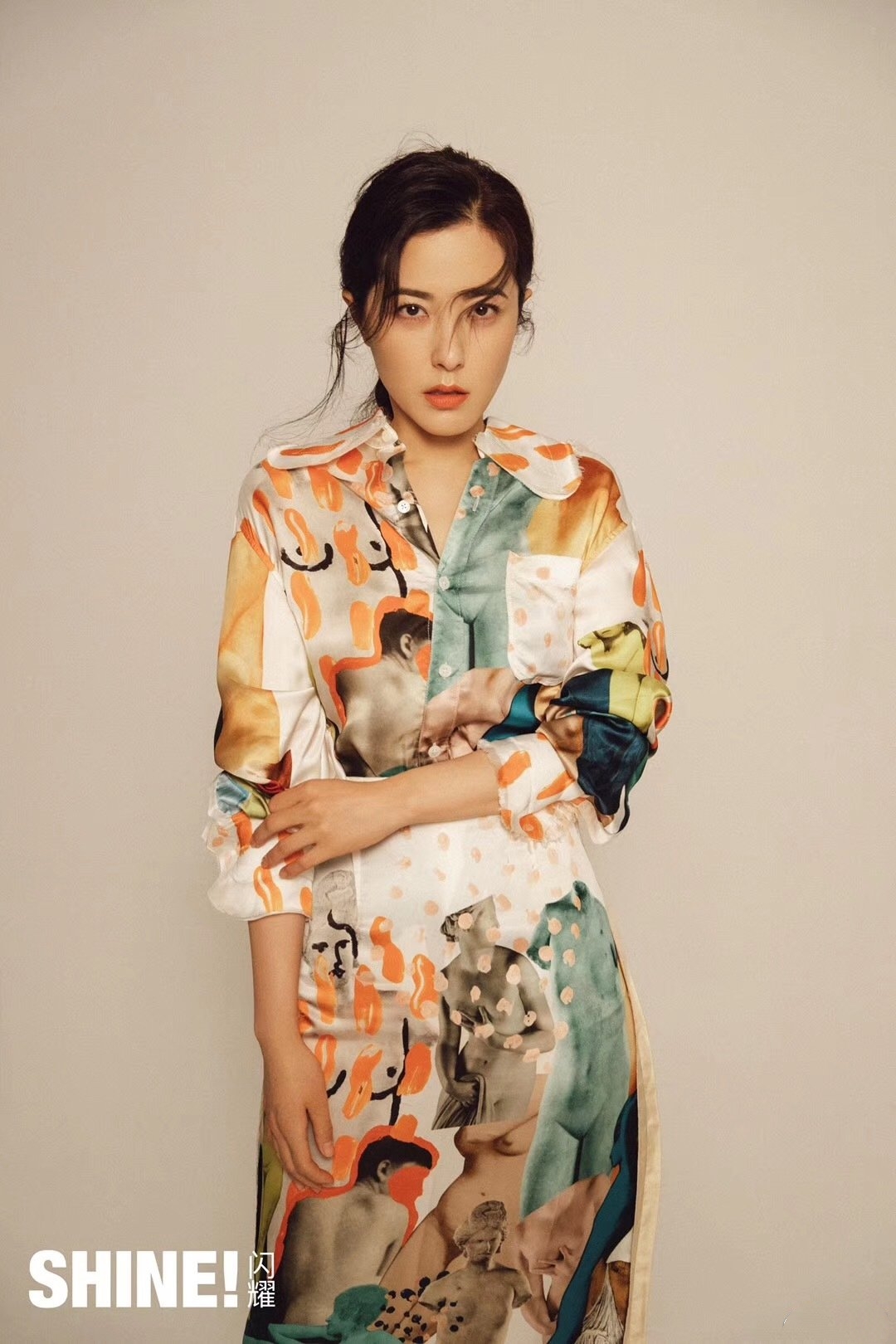 曾黎终于高调美一回,多套造型拍大片气质出众