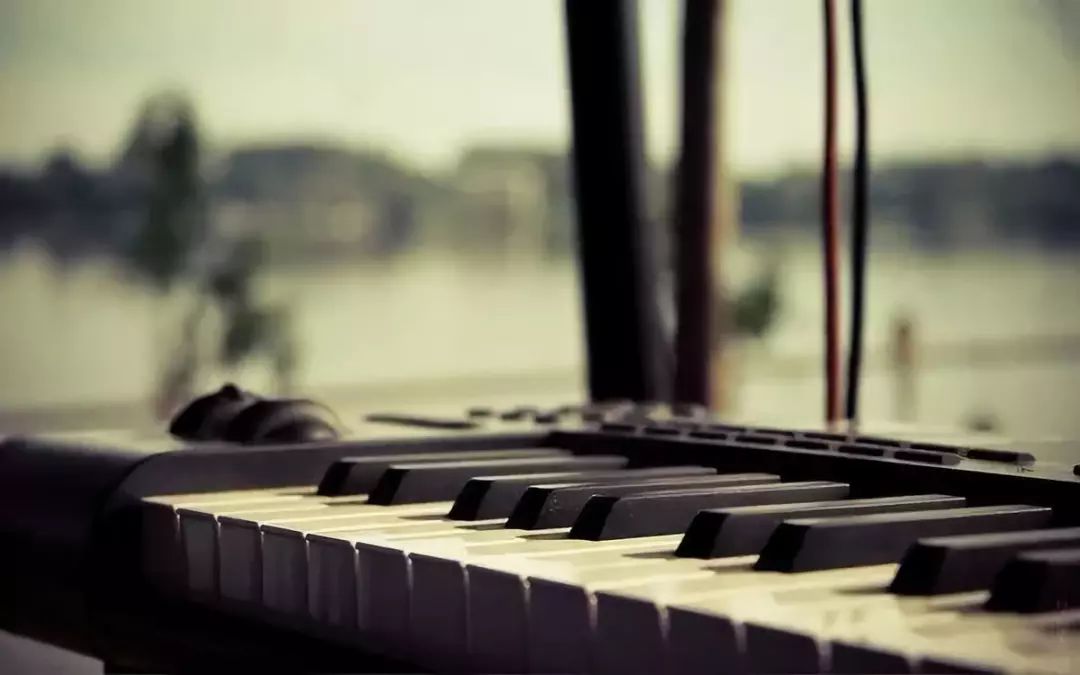 舒缓优美的钢琴曲纯音乐,如清泉般治愈心灵