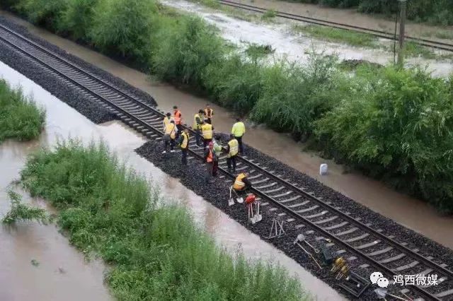 密山~林口两处铁路路基被雨水冲毁,八趟旅客列车被迫停运