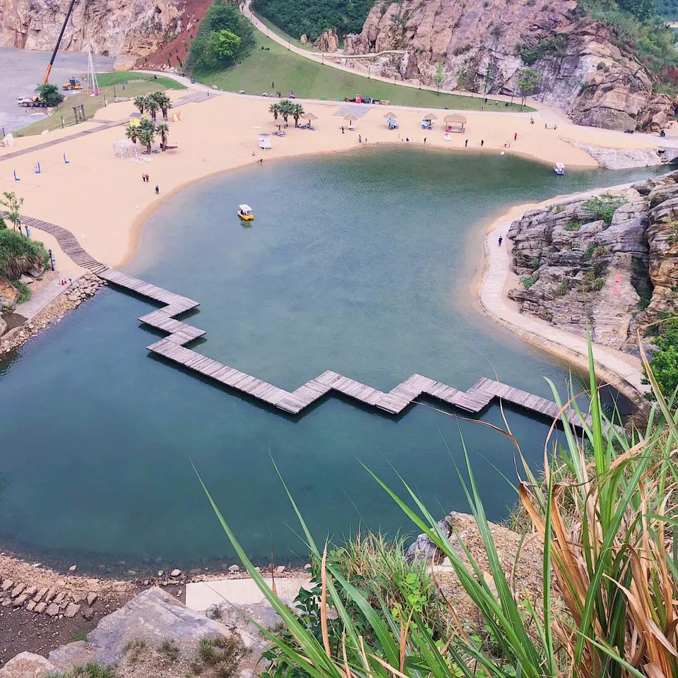 小红书 假装在马尔代夫 杭州宝寿山 爱情湾沙滩,小瀑布,岩石遗迹.