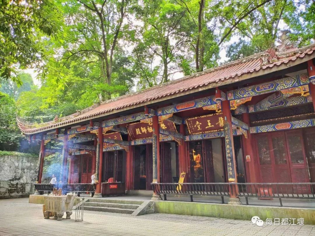 普照寺原为殷姓祠堂,清康熙二十年(1681年,心莲和尚奉蓥华祖师像而来