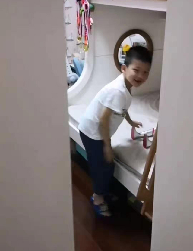 "最贴心哥哥"火了,为熟练给弟弟换纸尿裤,用 "奥特曼"