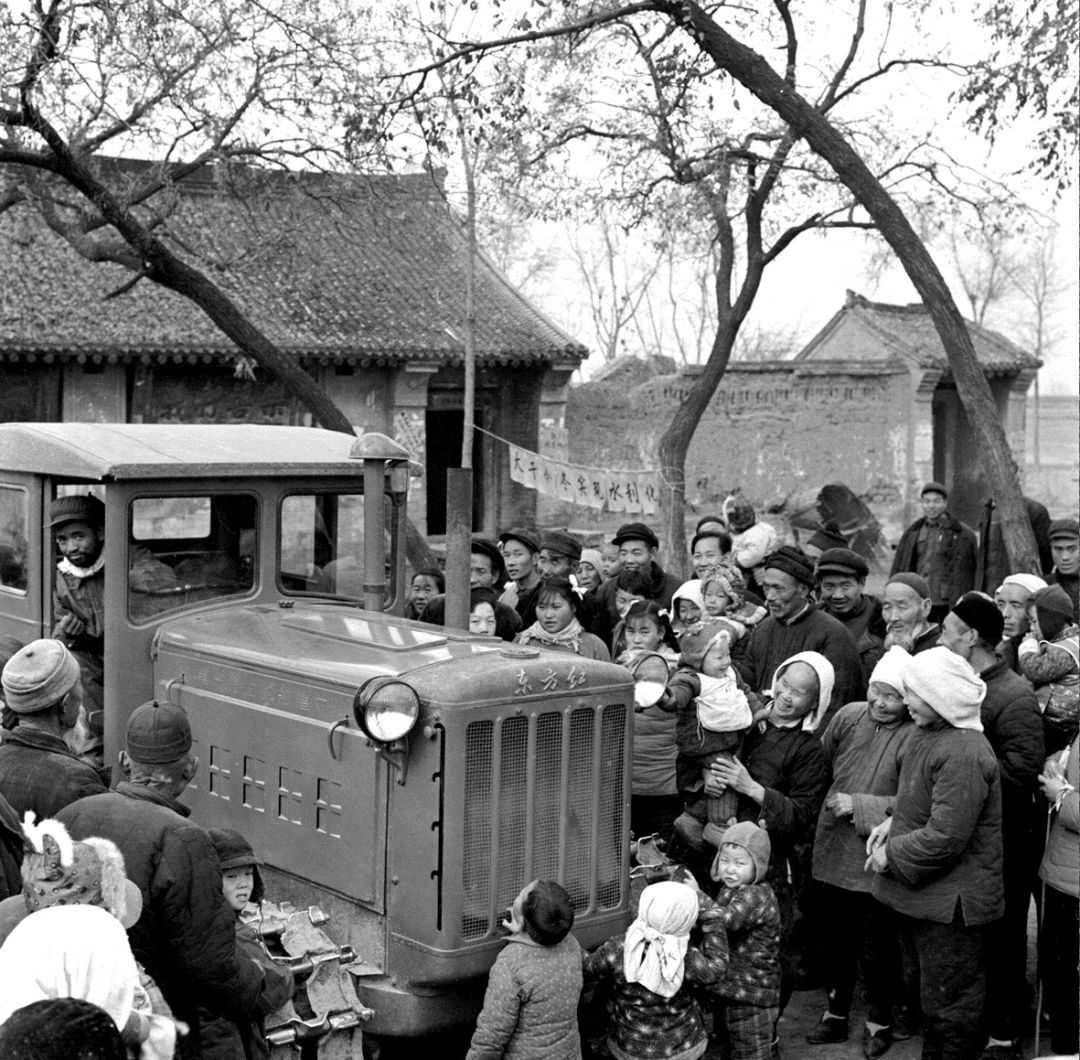 珍贵视频再现豪情:61年前,新中国第一座拖拉机厂开出首台"东方红"