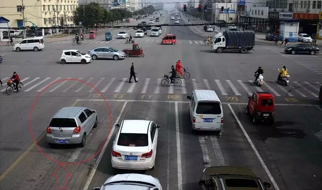 怎么算闯红灯图解 df2ef9ee98e6498391dc631c0fb5085b.jpeg