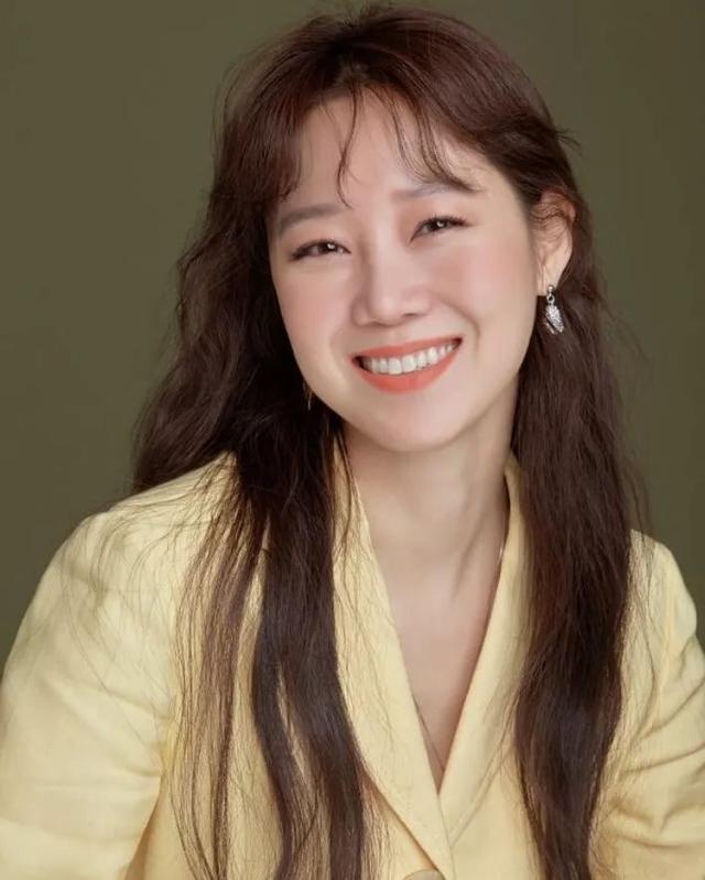 孔孝真不是第一眼美女,但越看越舒服.她的穿搭也是一番孔孝真式的