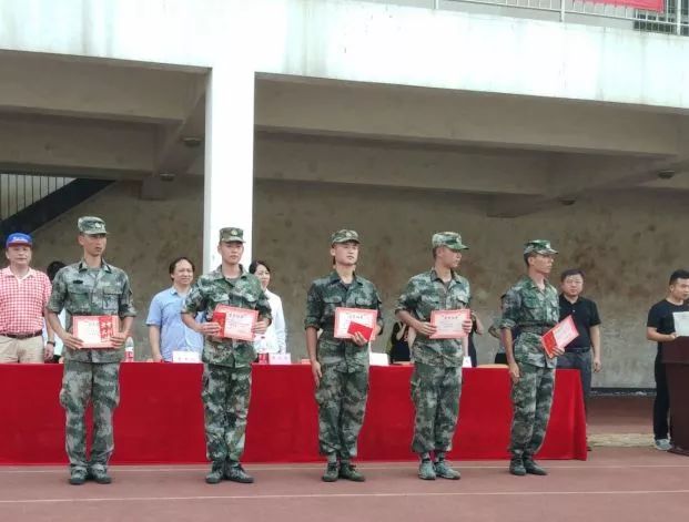班 358班 362班 363班七:拔河比赛优胜班级冠军:366班亚军:361班季军