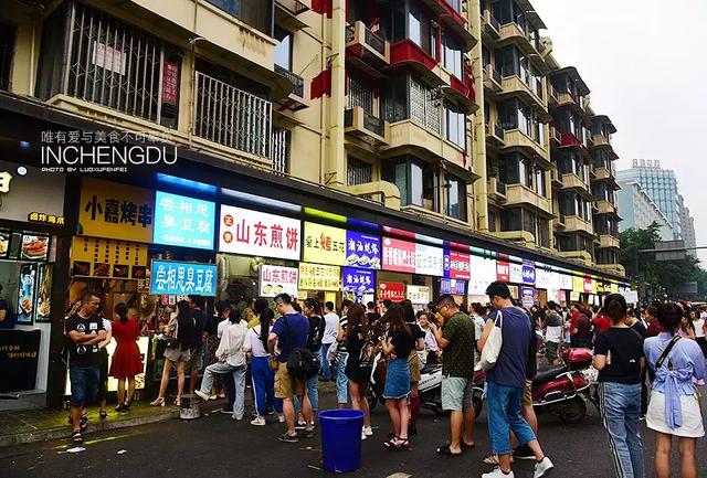 在电子科技大学附近的建设路,是一条如假包换的网红美食街,都说成都