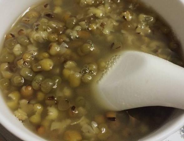                     5岁女娃不吃不喝，积食入院，儿科医生：再疼娃，夏季别做3件事