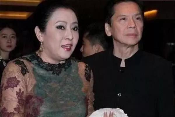 赵丽颖靠山有多牛?香港娱乐圈中的掌门,连向华