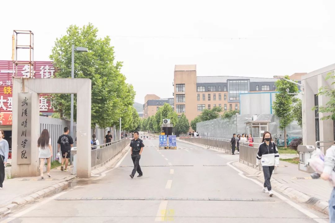 最开始来武汉晴川学院之前,会有人夸这里风景秀丽远离喧嚣,在这你可以