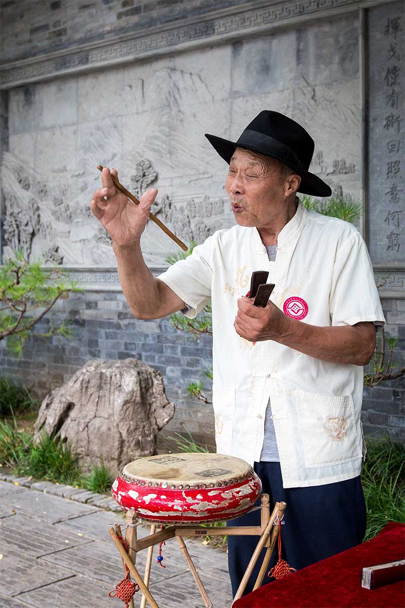 演唱山东大鼓的候师傅今年七十岁,他从十七岁开始学艺,在四十年前唱一