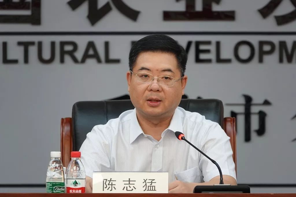 重庆市分行党委书记陈志猛为基层员工讲党课