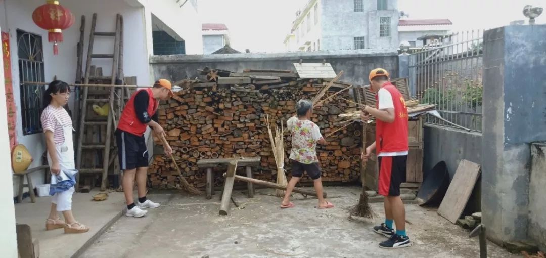 志愿者进行"美丽乡村"活动