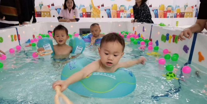 水育师指导婴儿游泳的正确步骤！来看看你合格吗？ 家长眼中水育师标准 婴儿游泳操作流程 婴儿游泳的正确步骤