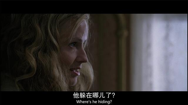 查理这时正躲在衣柜里,于是伊丽莎白打开了衣柜,万万没想到她在尖叫声