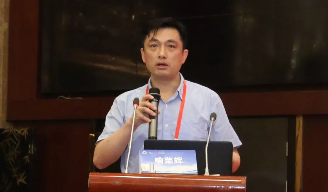 第一主席,中国绿色电生理联盟学术委员会主任委员喻荣辉教授进行授牌