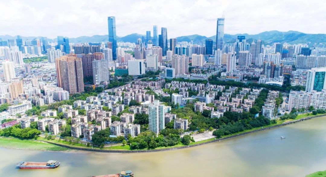 5万平方米,小区建于1984年,是特区第一批公务员和教师福利房.