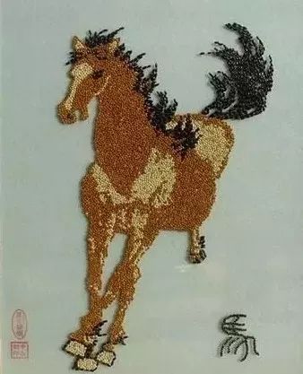 显而易见 五谷画就是利用辅料将五谷杂粮粘贴而成的图画 还可以"走向