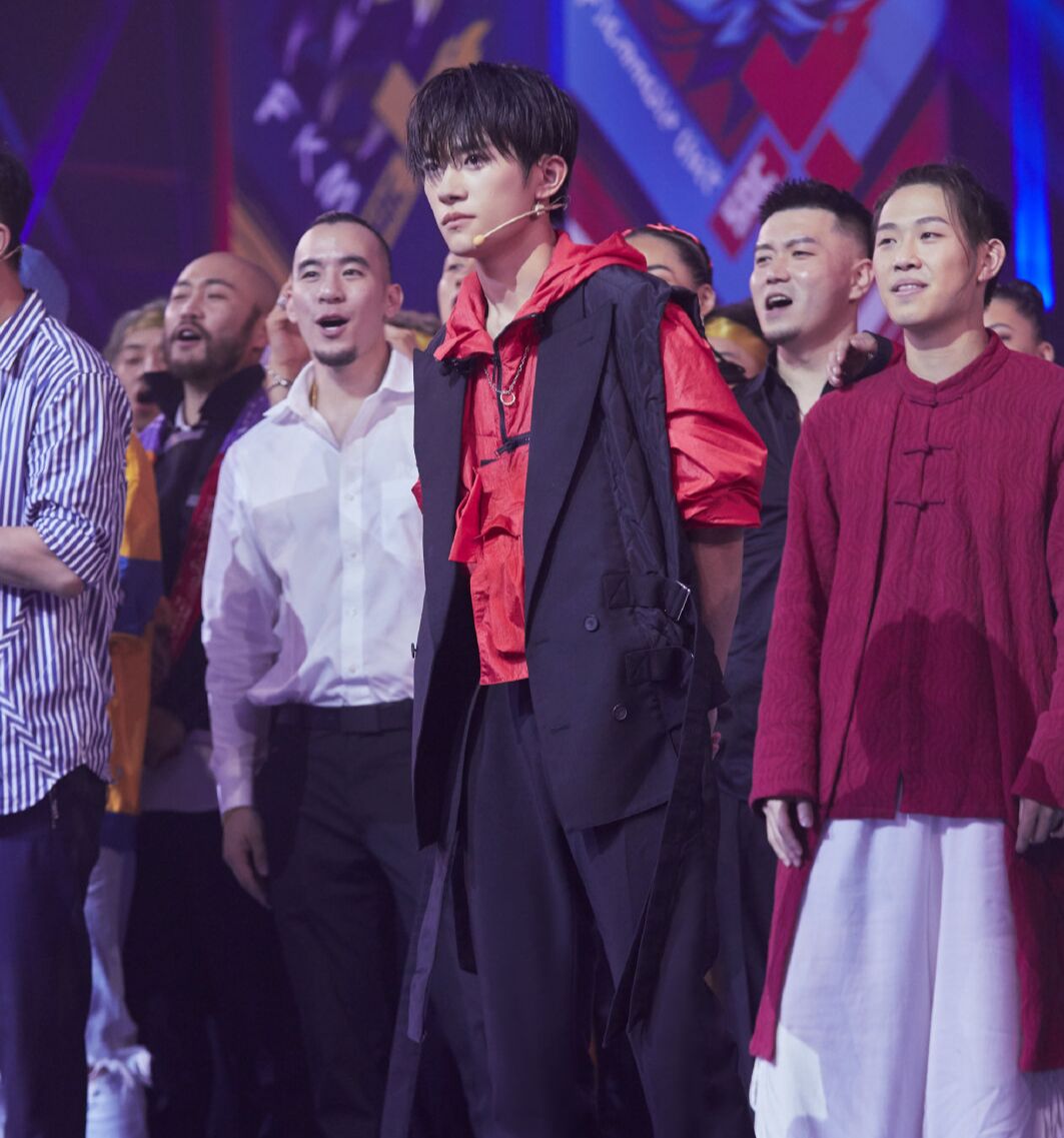 易烊千玺爸妈照片 1938eed2ccc4420483a54e98229d78ce.jpeg