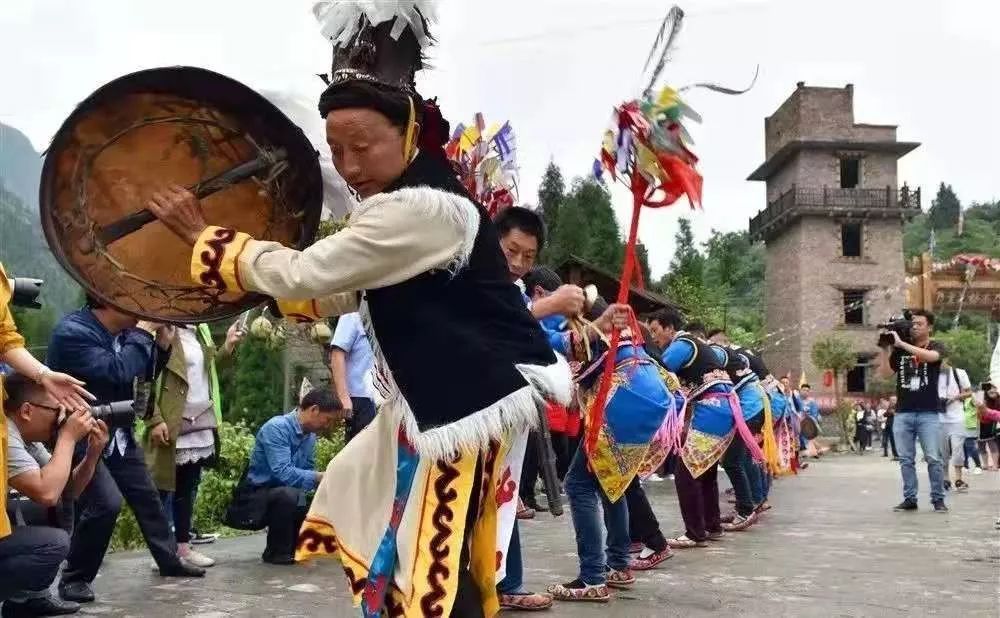 羊皮鼓舞是羌族社会实践,仪式,节庆活动中不可缺少的部分,神秘而带有