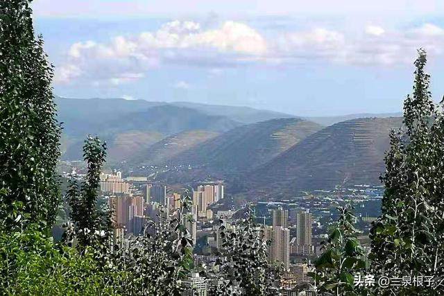 美丽的兰州北山绿郁葱葱景色宜人