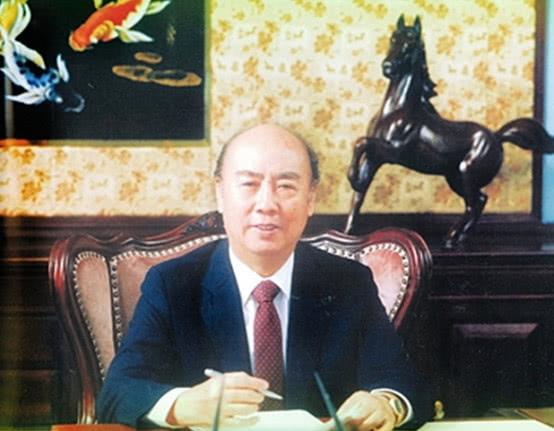 从小学徒工到身家千亿,他身家超越李嘉诚,一度跻身世界十大富豪 御匾会注册