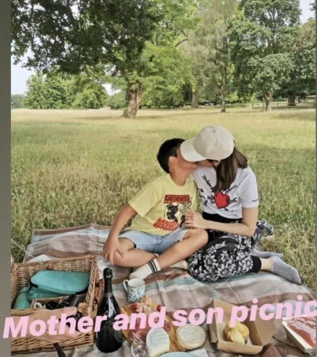 原创学李嘉欣?张柏芝晒嘴对嘴亲吻儿子照片,黄磊的行为堪称典范