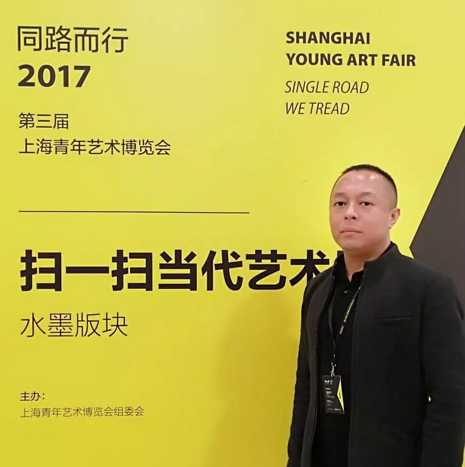 策展人万军在上海青年艺博会现场