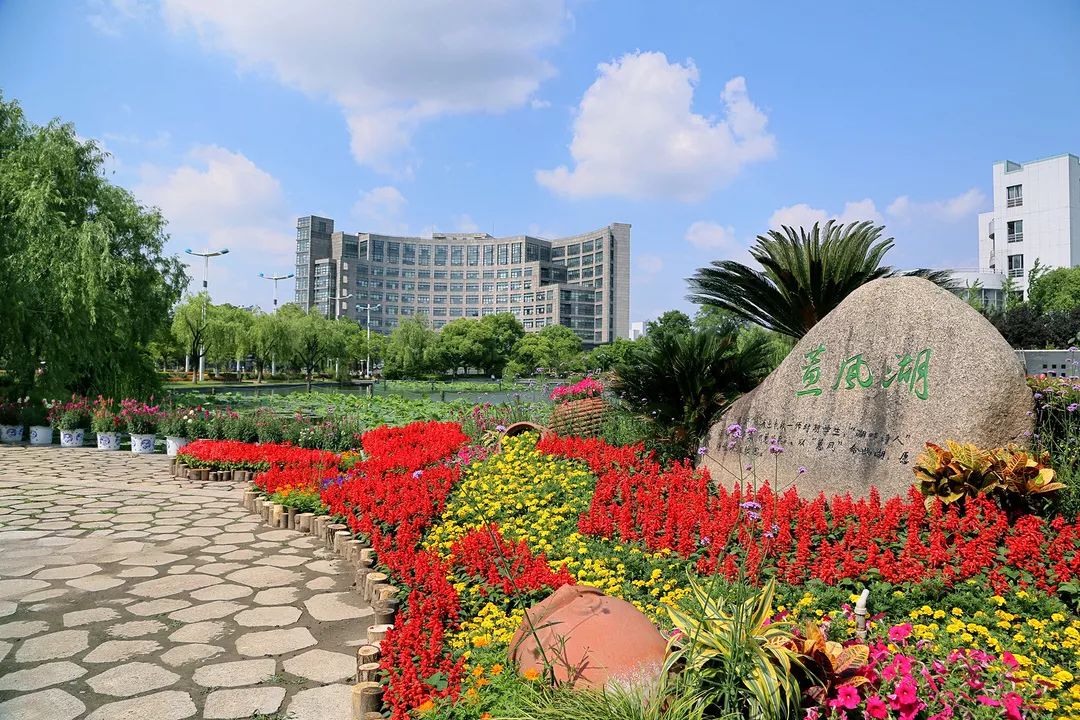 和师资配置学院位于浙江省省会城市——杭州,校园坐落于下沙高教园区