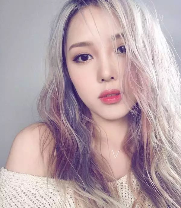 时尚发色最新款 389bda2941c948edad424ae3172cc111.jpeg