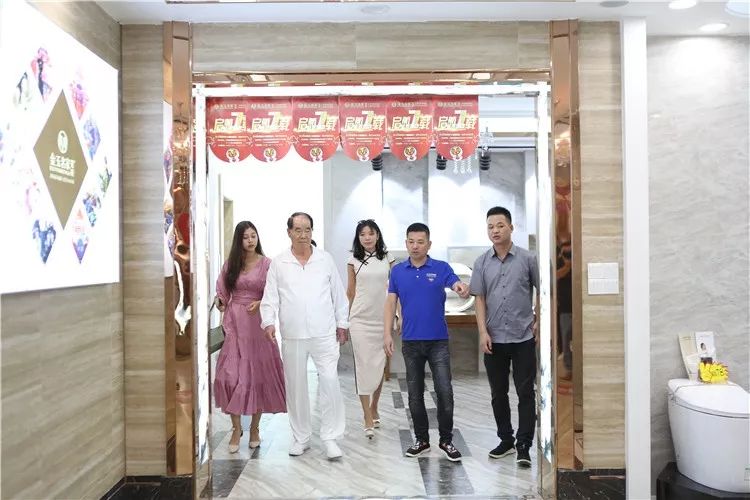 留隍乡贤许应裘先生和女儿许桦参观丰顺艺港建材城