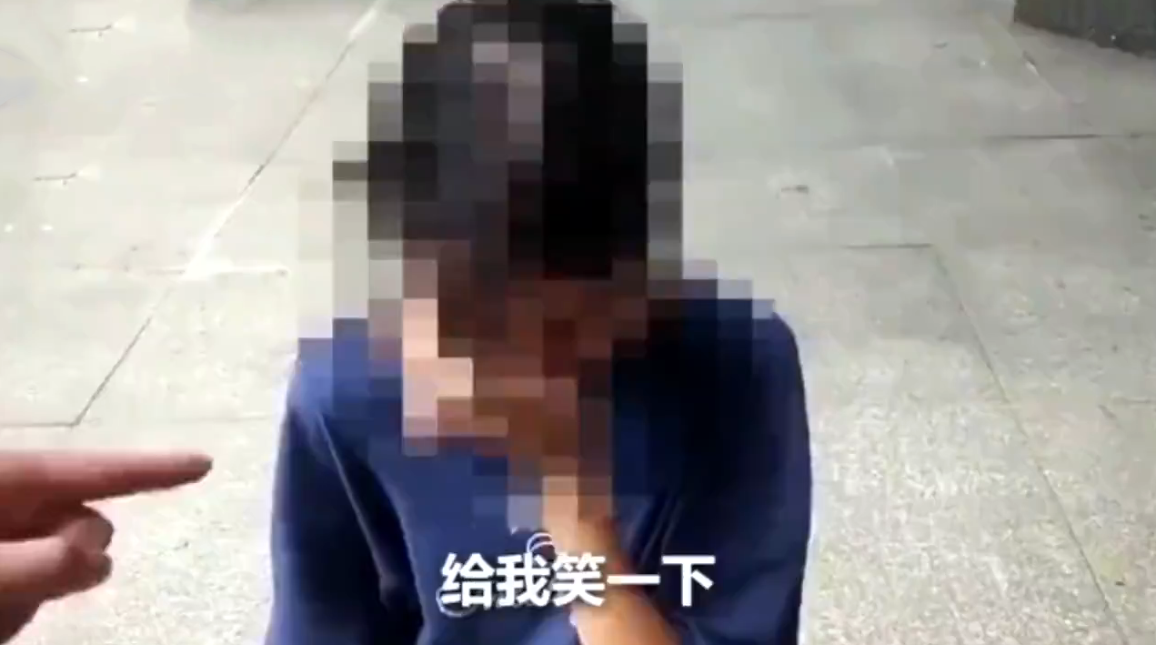 女孩被多人强逼下跪扇耳光,喊爸爸,还手机拍摄,施暴者