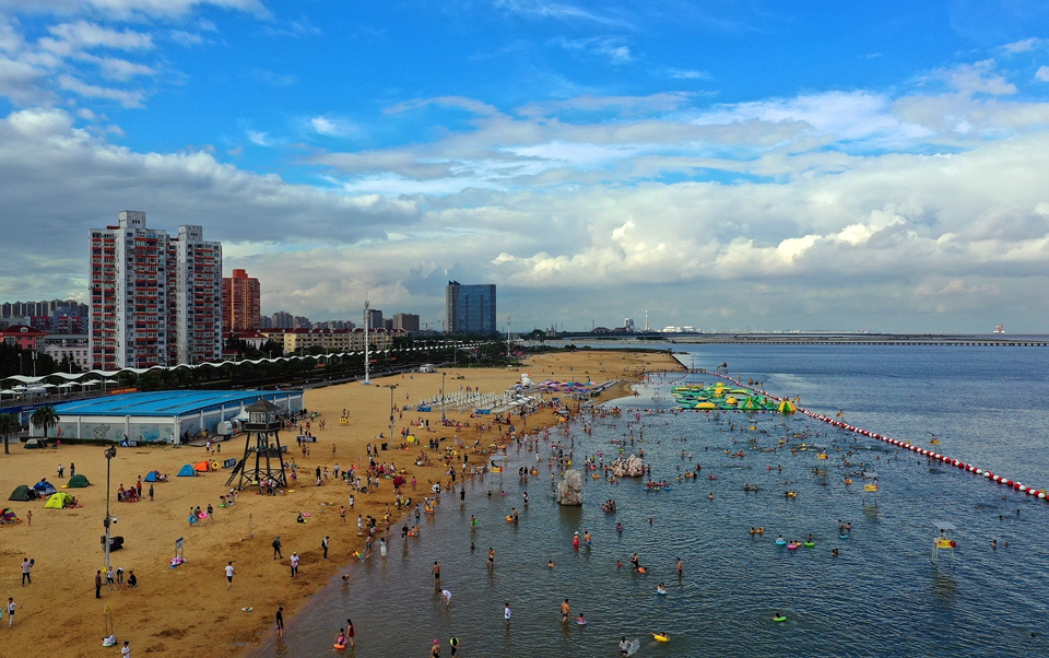 上海金山:暑期旅游经济升温 海边游客扎堆