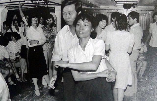 老照片:带你去看七八十年代的青年男女是如何谈情说爱