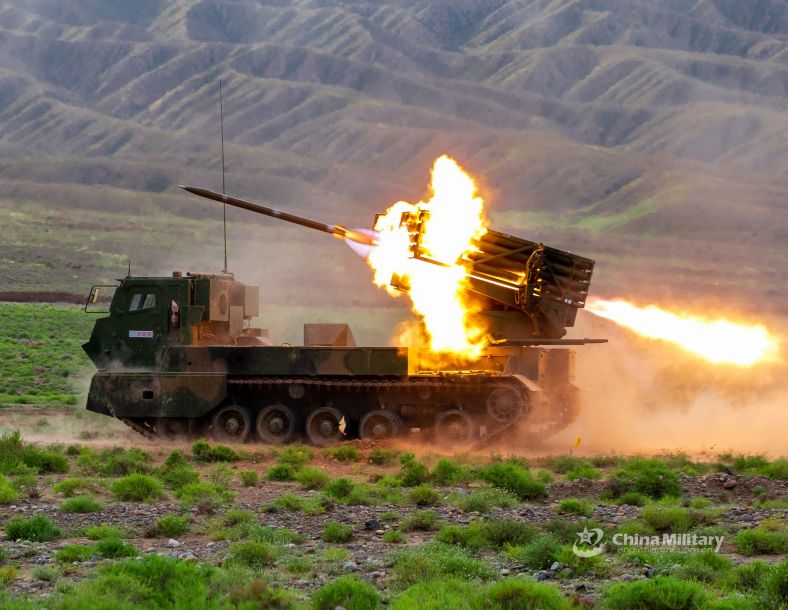 新型122毫米多管火箭炮开火瞬间特写(图片来源:中国军网)