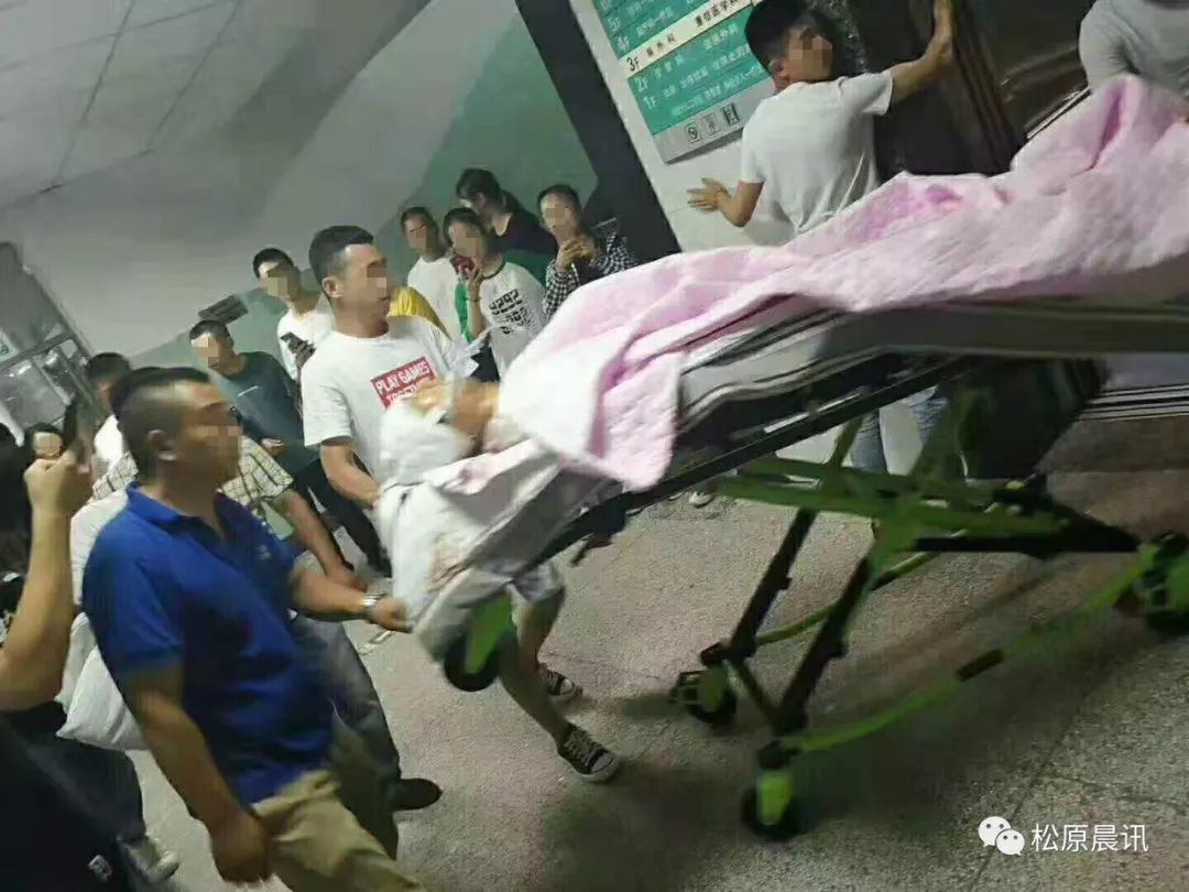 晨讯头条 ┃网传的骑车受伤学生 现已转诊就医 “希望好心人帮助一家人渡过难关” 博E百国际娱乐场