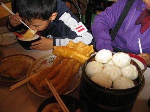                     8岁孩子诊断出肠癌！医生直言：有3种早饭，大人小孩都不能吃