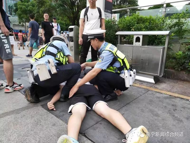 接报后,南宁交警四大队中华中队辅警覃严,梁云宁立即赶往现场