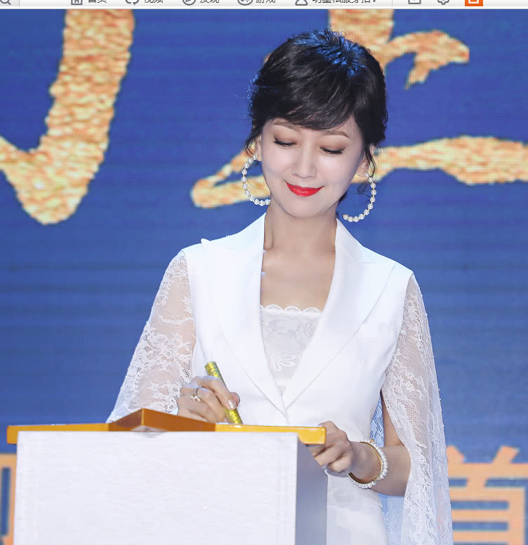 原创赵雅芝身穿白色蕾丝披风,扎了条马尾辫发型,显得清纯又俏皮!
