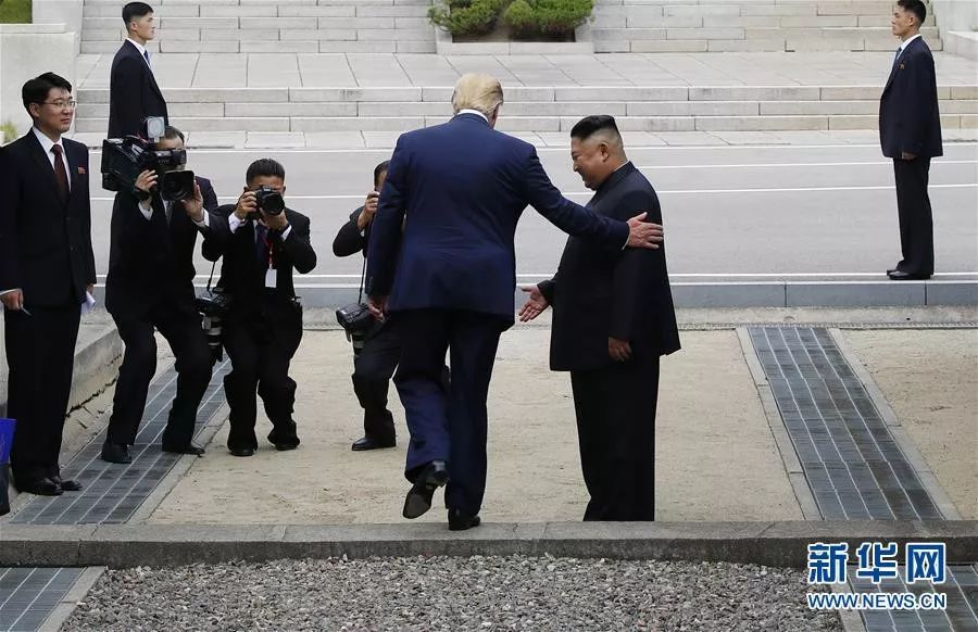 6月30日,美国总统特朗普在板门店与朝鲜最高领导人金正恩握手会面后