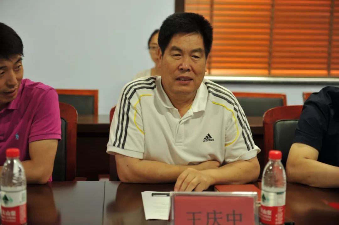 临沂市木业协会木工机械分会会长王庆中做了会议总结.