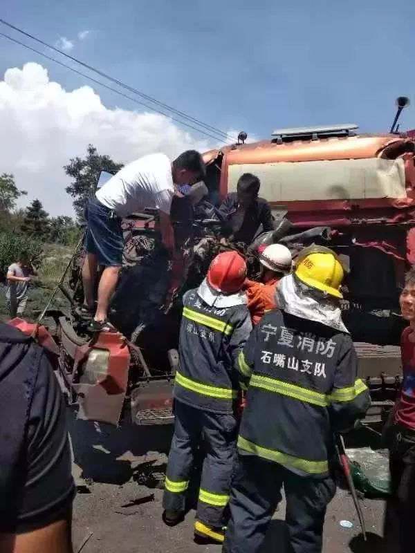 宁夏石嘴山市发生一起车祸,抢救现场的背影感动无数人