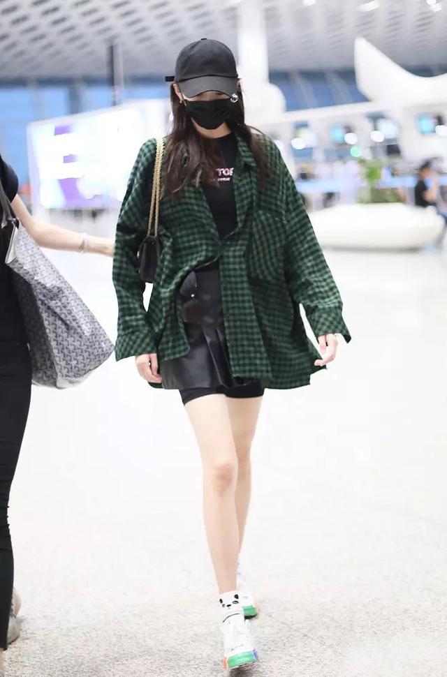 米乐 M6关晓彤短裙没有安全裤长还把眼镜别腰上乖乖女变酷girl了(图1)