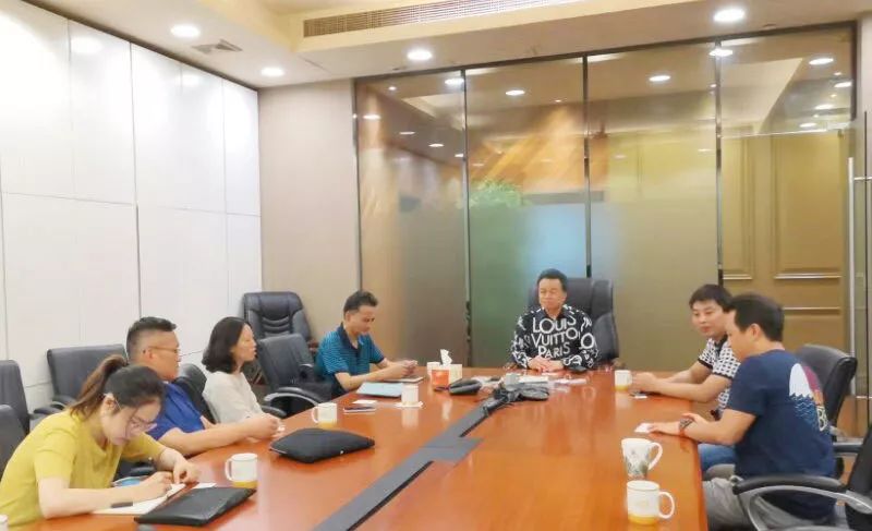 近日,闵行区台办主任张海平一行赴虹桥镇调研台资企业并座谈交流.