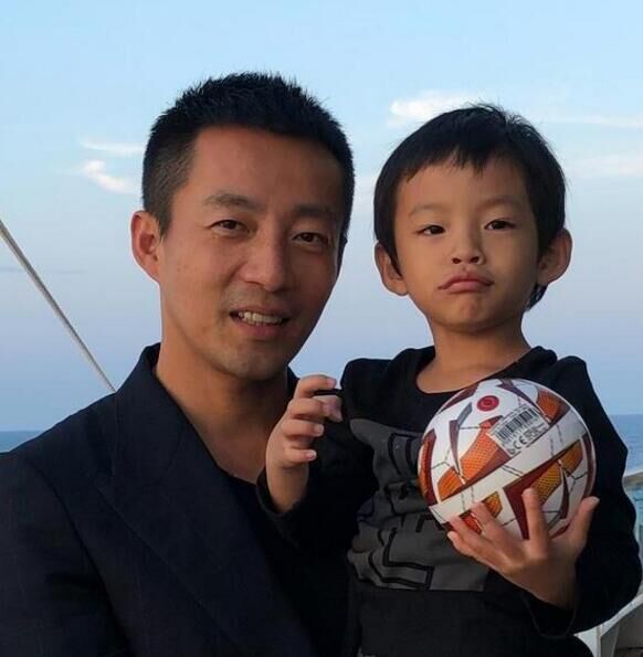 汪小菲终于晒儿子正面照难怪他喜欢女儿